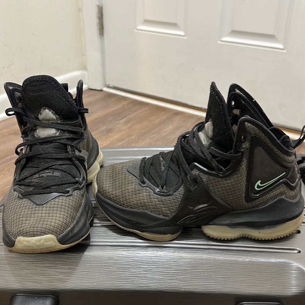 Nike Lebron James xix 19 Basketball Shoes size 6Y